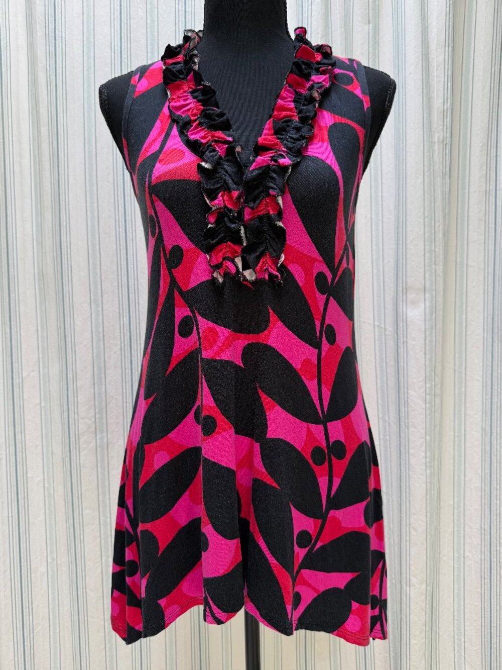 Weston Wear Pink Black Mod Floral Ruffle Tunic Tank Top Size S